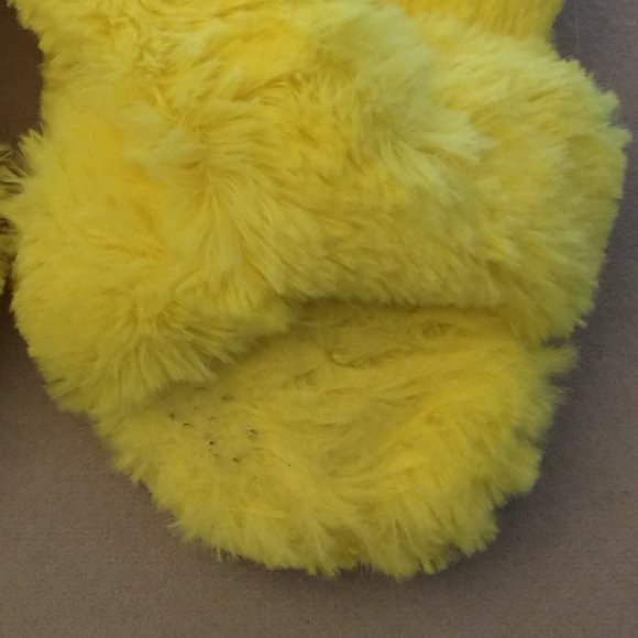 Women's Abound yellow fluffy slippers size M (7-8) - Picture 9 of 9